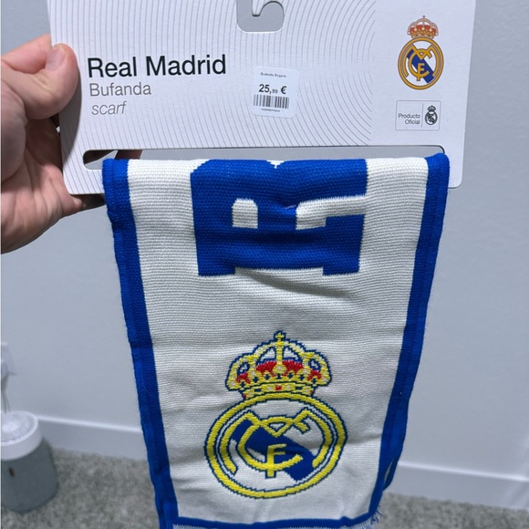 Real Madrid Sporting Scarf - Picture 1 of 4